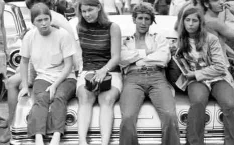 ComicsComix一个字母的区别让米奇酗酒，米妮嗑*肥药减**搞外遇？