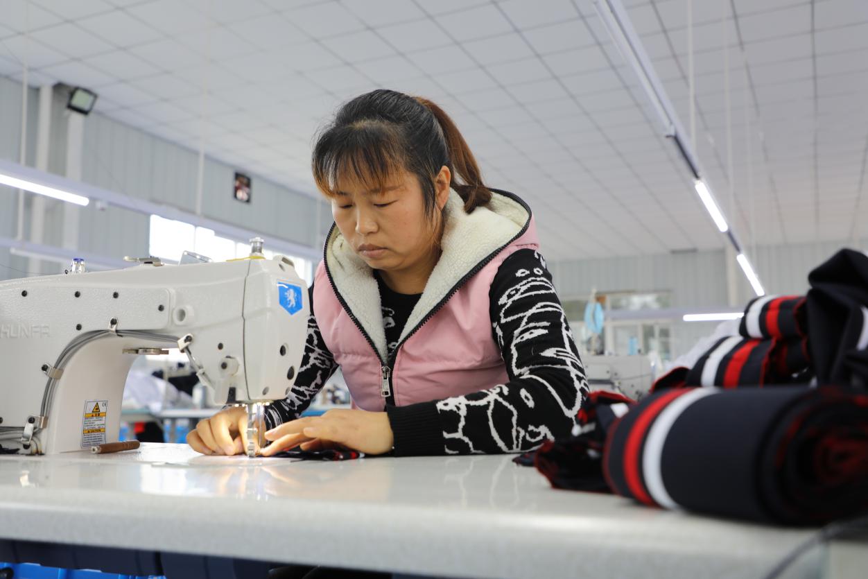 陕西杨陵:一台缝纫机奏响致富曲