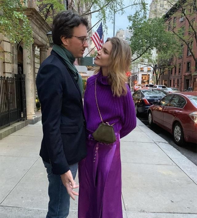 戛纳之后LV太子妃又美了！烫卷发涂红唇穿花裙，高贵感不输王妃