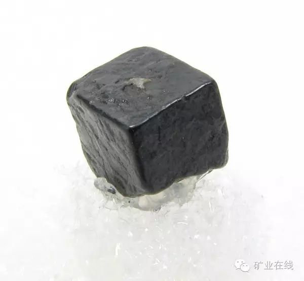 常见的矿物岩石有哪些,4种最常见于岩石里的矿物