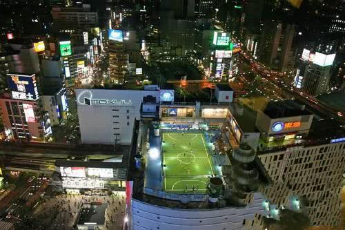 高海拔球场，漂浮球场，你知道世界上的奇葩球场都是什么样的吗？