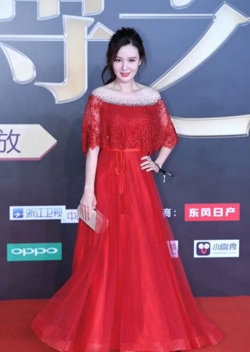 39岁张萌不愧是“环球小姐冠军”一件红色连衣裙也能穿出超模范