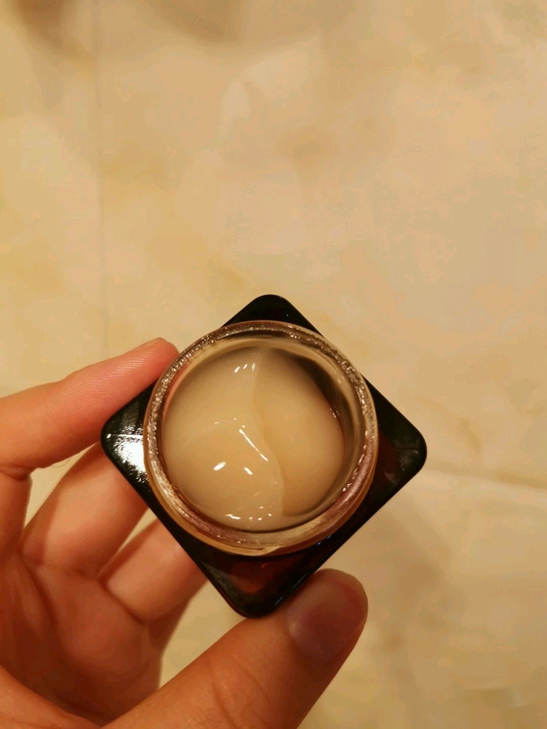 小棕瓶和小黑瓶眼霜哪个适合30岁,小棕瓶眼霜和小黑瓶眼霜的区别