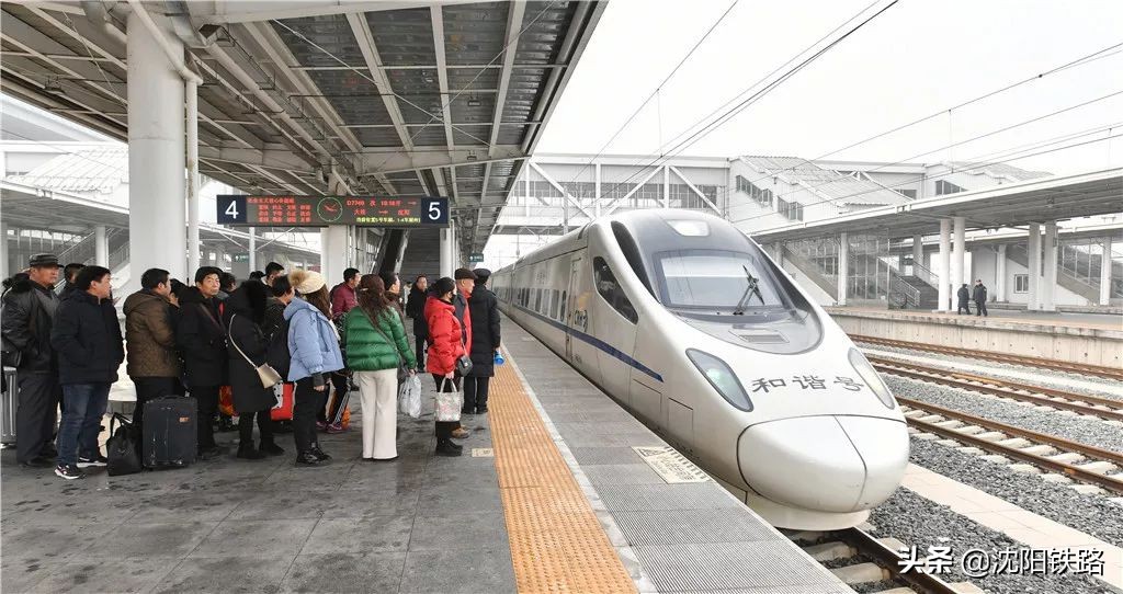 实行电子客票首日旅客为便捷点赞