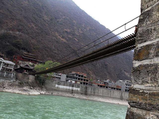 泸定桥上的铁索铁环是怎么悬空的,泸定桥上的大铁环是怎么修上去的