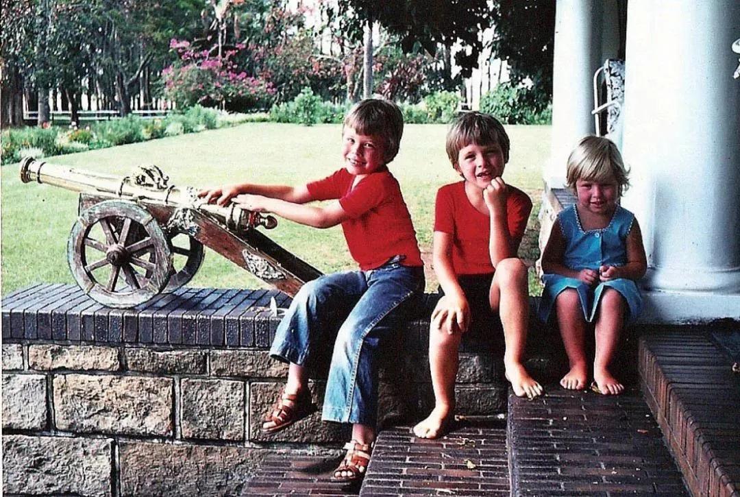 60岁拍裸照,惊艳T台,培养出身价200亿儿子:年龄从来不是问题