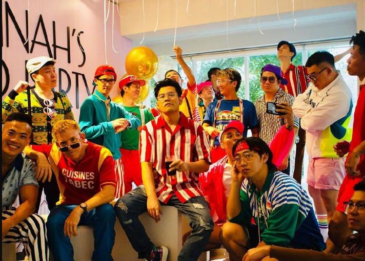 周杰伦比赛也不忘耍帅,周杰伦通宵带队友疯狂冲上王者