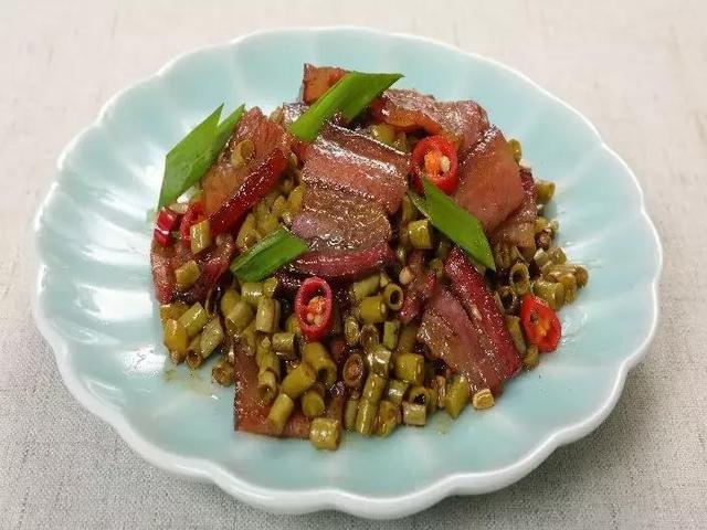 魔都居然也有凤凰古镇了？不用去湖南也能吃到正宗鱼头王！