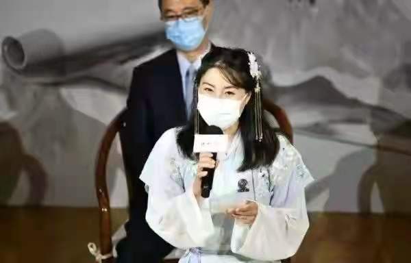 霍启刚真是宠妻狂魔完整版,霍启刚郭晶晶穿情侣装相拥晒恩爱