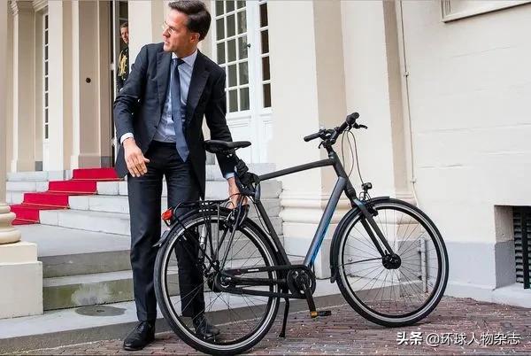 荷兰人囤*麻大**、抢厕纸，卫生部长心力交瘁晕倒后辞职，帅气亲民的首相急了！