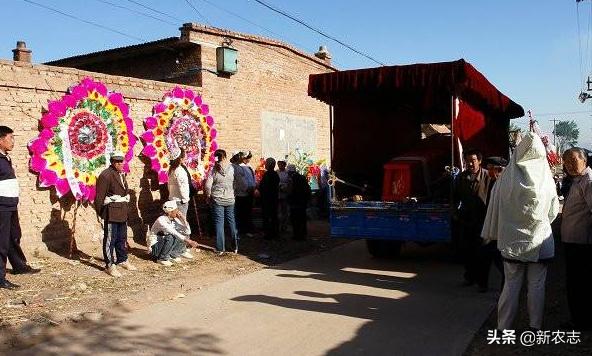 葬礼孝衣,葬礼上穿孝衣的过程老者示范