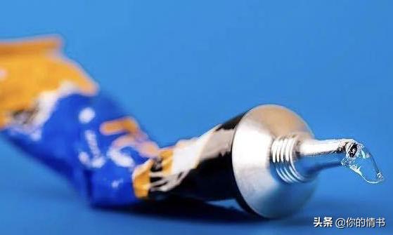 妻子到处沾花惹草，丈夫一怒之下拿出胶水：将其封印