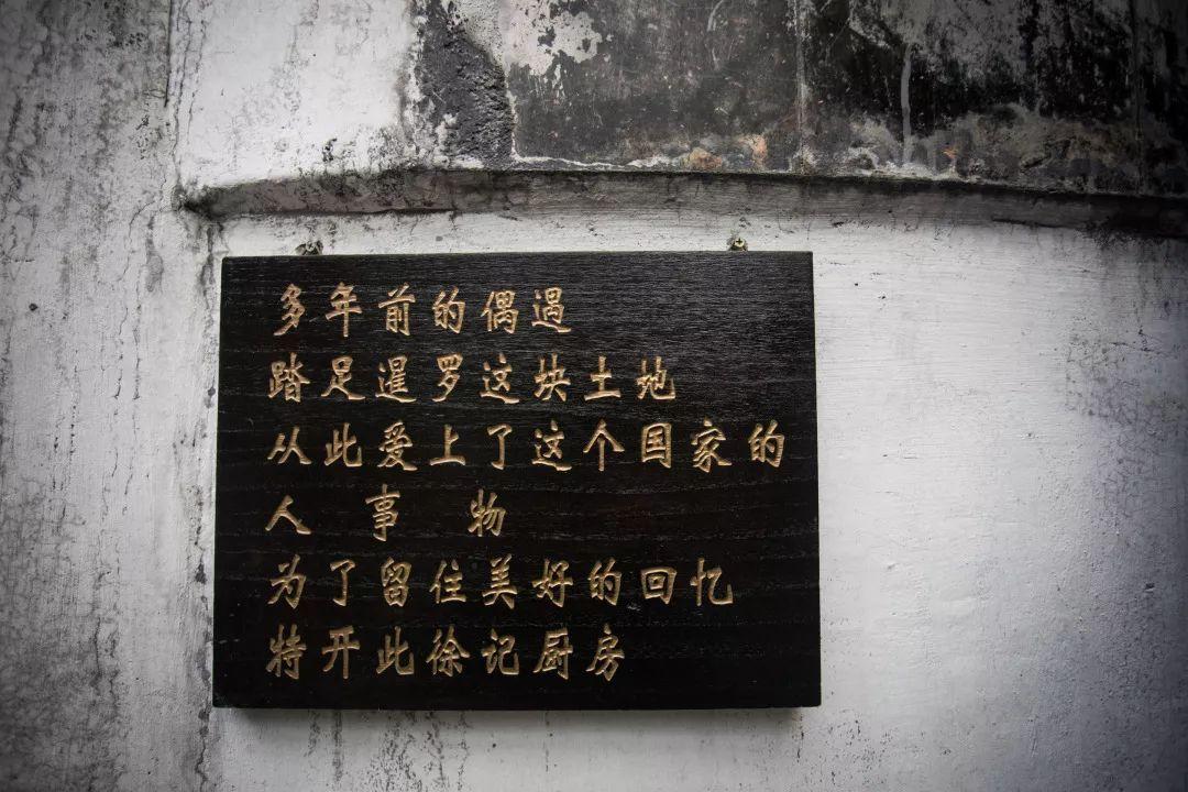 罗湖有家怪店，十个人来吃完饭后，老板居然多了一百个朋友