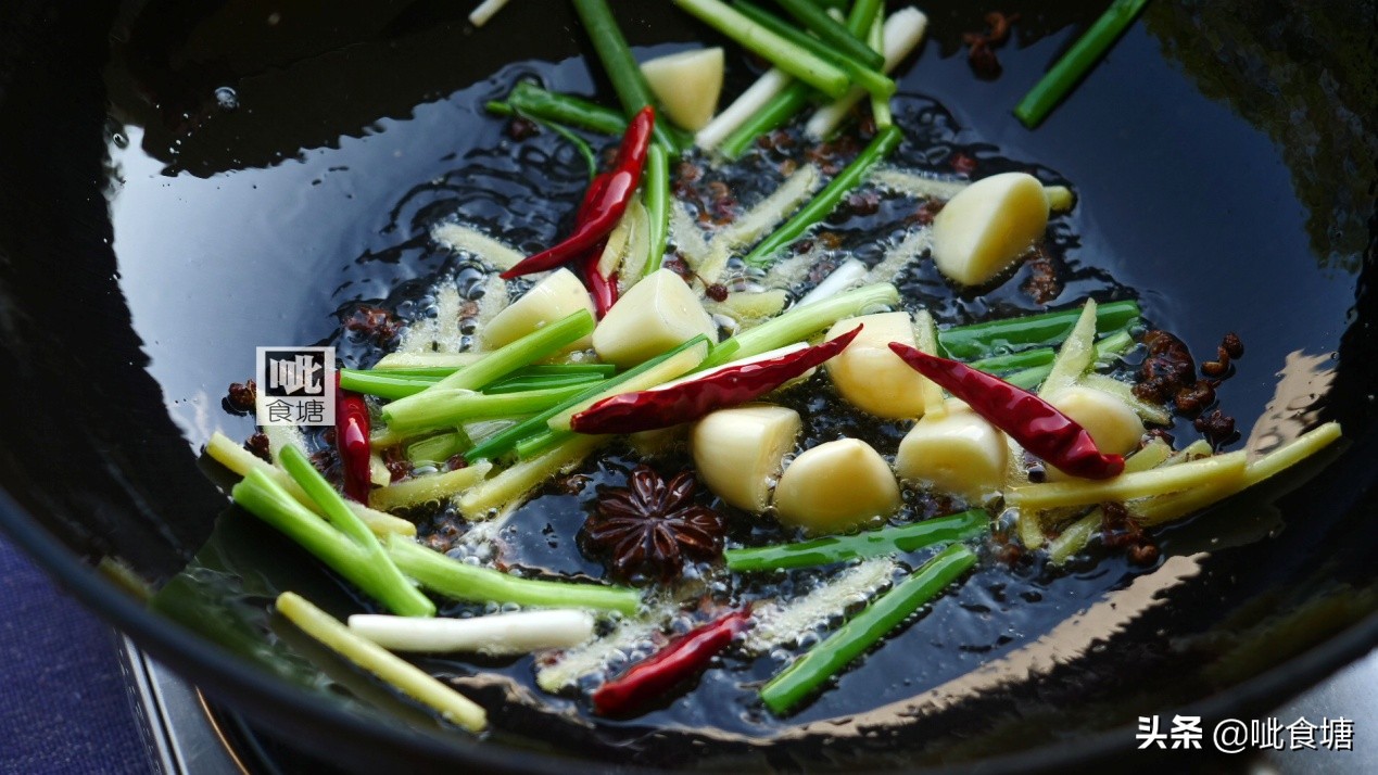 螃蟹跟什么炒好吃呢,螃蟹和什么搭配炒好吃窍门