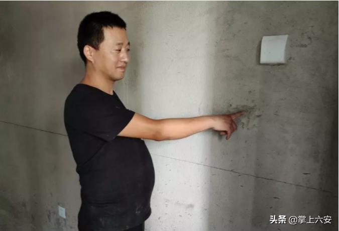 豆腐渣工程墙一砸就掉,豆腐渣工程一脚一个坑