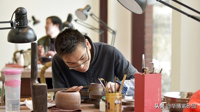 华博紫砂园学院派艺人对全手工制壶的坚守