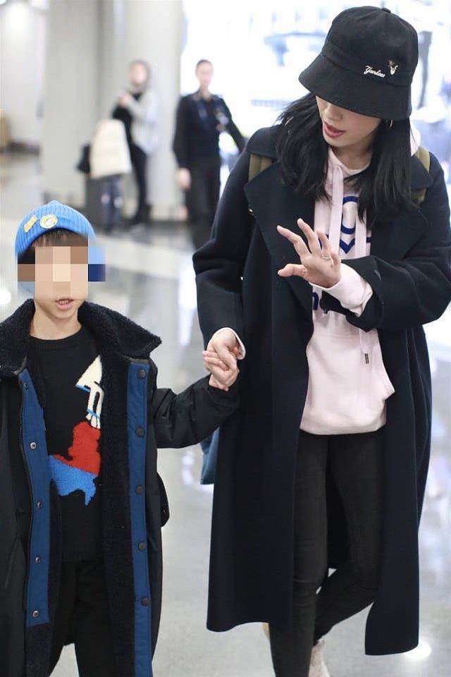 姚晨跟儿子在机场，小土豆呆萌的表情变潮男，这小嘴巴跟妈太像了