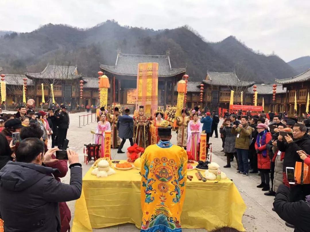 「十堰」预计成交30万！房县将黄酒村旅游年货赶集节办成扶贫脱困节