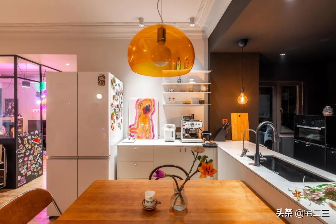 霓虹灯下，他们的“摇滚之家”