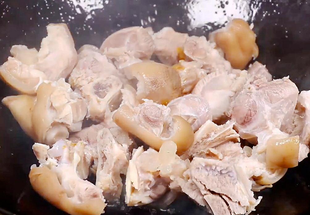 炖猪蹄怎么弄没有油,炖猪蹄用铁锅炖出来太硬怎么办