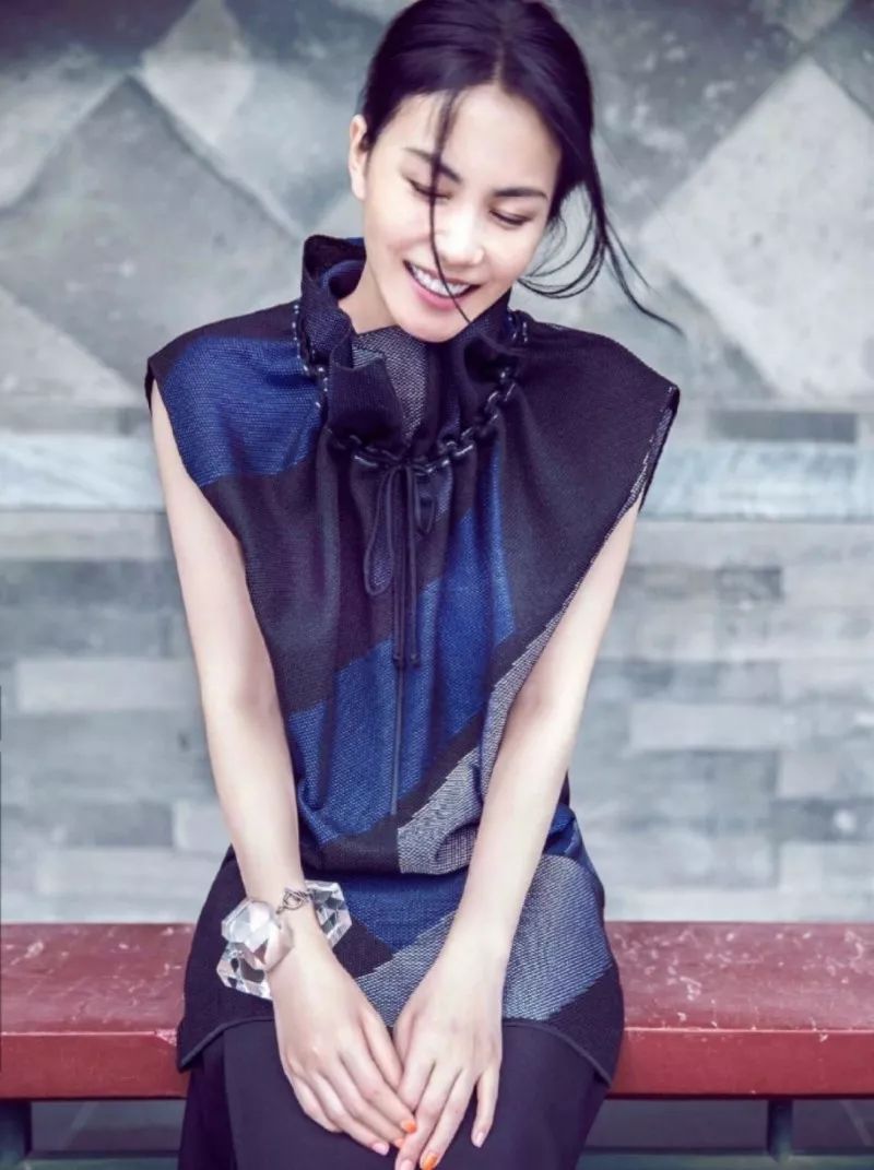 王菲传奇2010春晚现场版完整版,王菲的传奇英文版藏语版听醉了