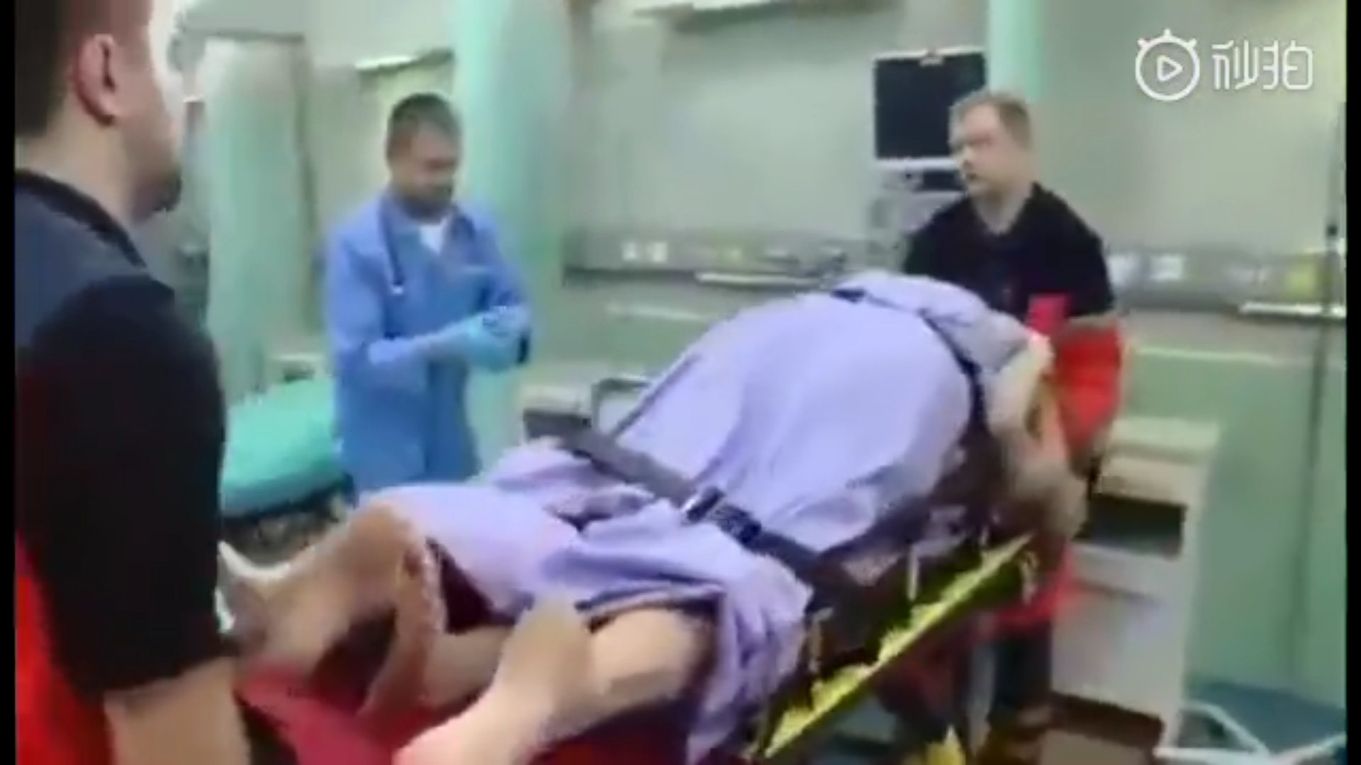 国外一对夫妻亲热后竟无法分开,被紧急送医救治,丈夫全程惨叫