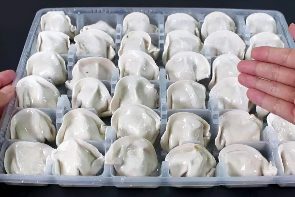 饺子放冰箱怎么不开裂,煮过的饺子怎么存放不粘皮不会破