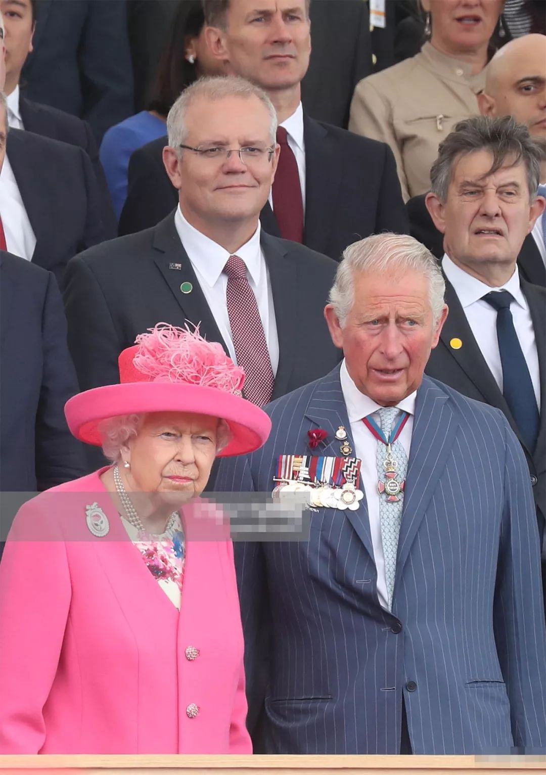 93岁女王带查尔斯出席活动，全场起立时，女王给儿子一个特别眼神