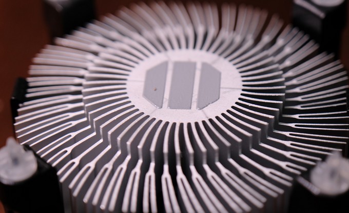 我给我老婆配了一台他们单位最好的电脑，让她再也没有理由划水