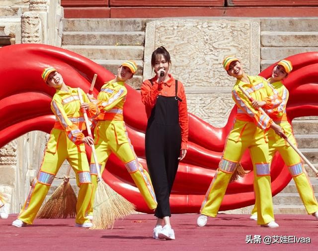 唐嫣白纱裙t恤写真十分吸睛,被糖糖穿婚纱的样子惊艳到了