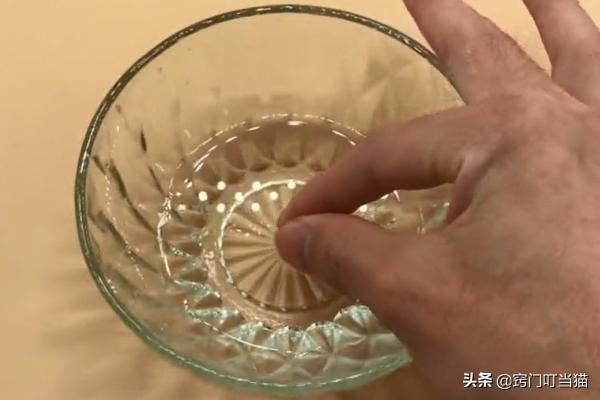 502胶水把两个手指粘在一起怎么办,手指和塑料被502粘到一起怎么办