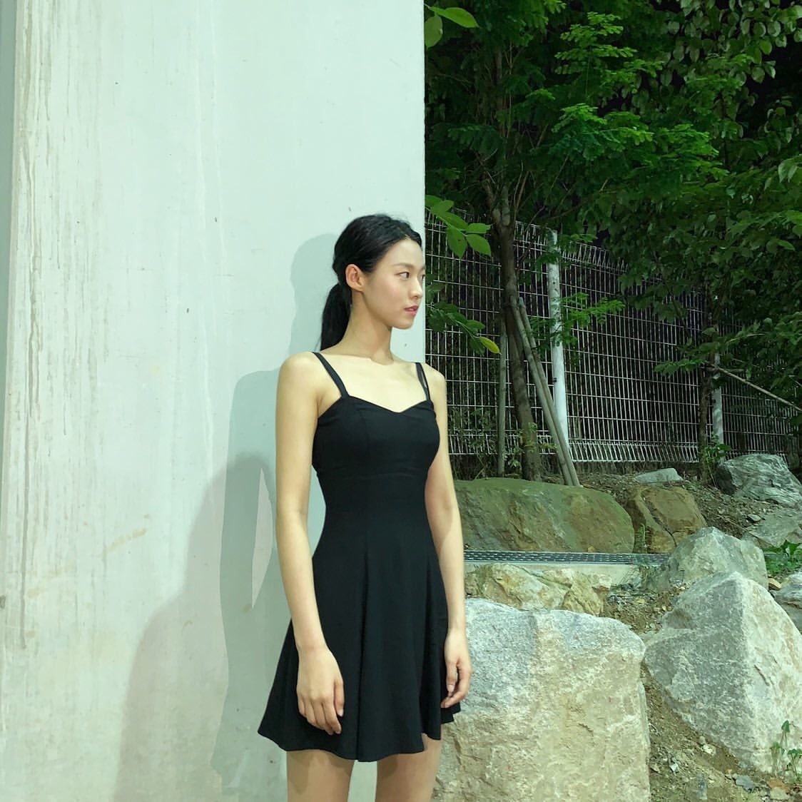 她是zico的前女友，深蓝风衣内搭灰卫衣出镜，身材依旧没的说