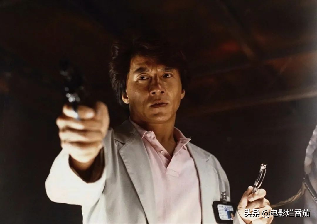 一急之下炒掉导演自己来,成龙在放火烧掉整条街后,电影终于大卖
