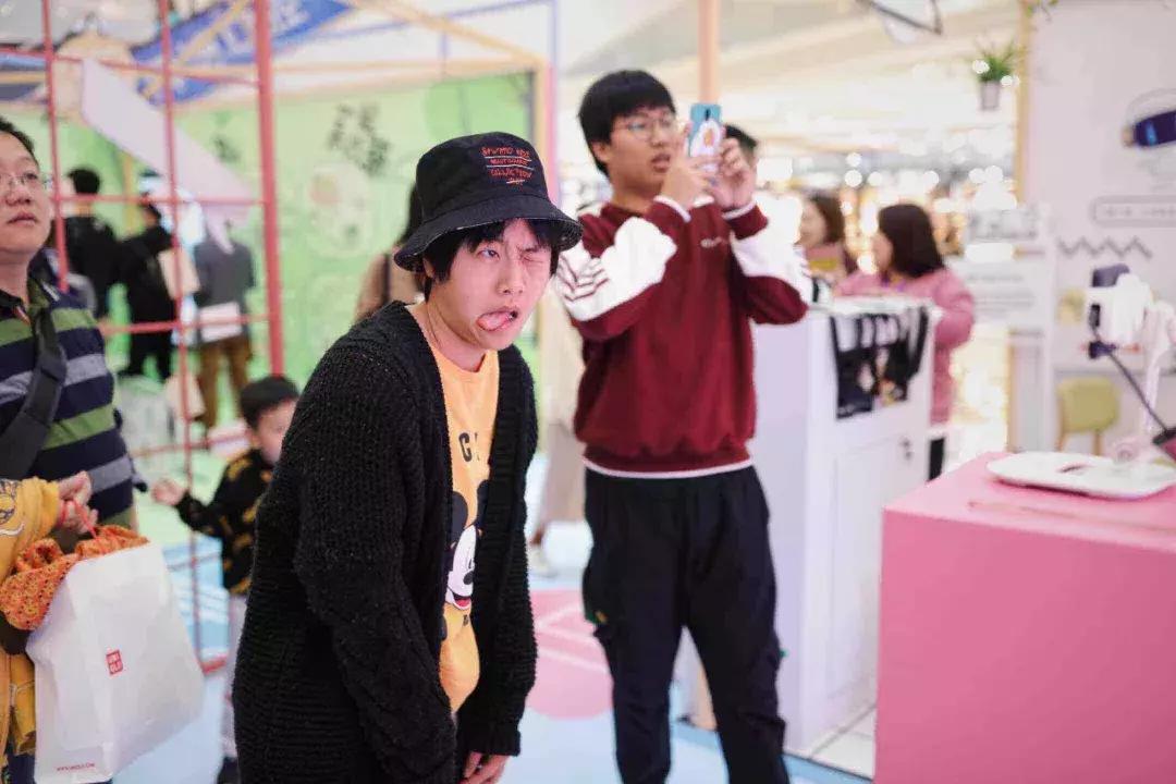 百度在上海再开快闪店！能和机器玩变脸，还能给自己做表情包！