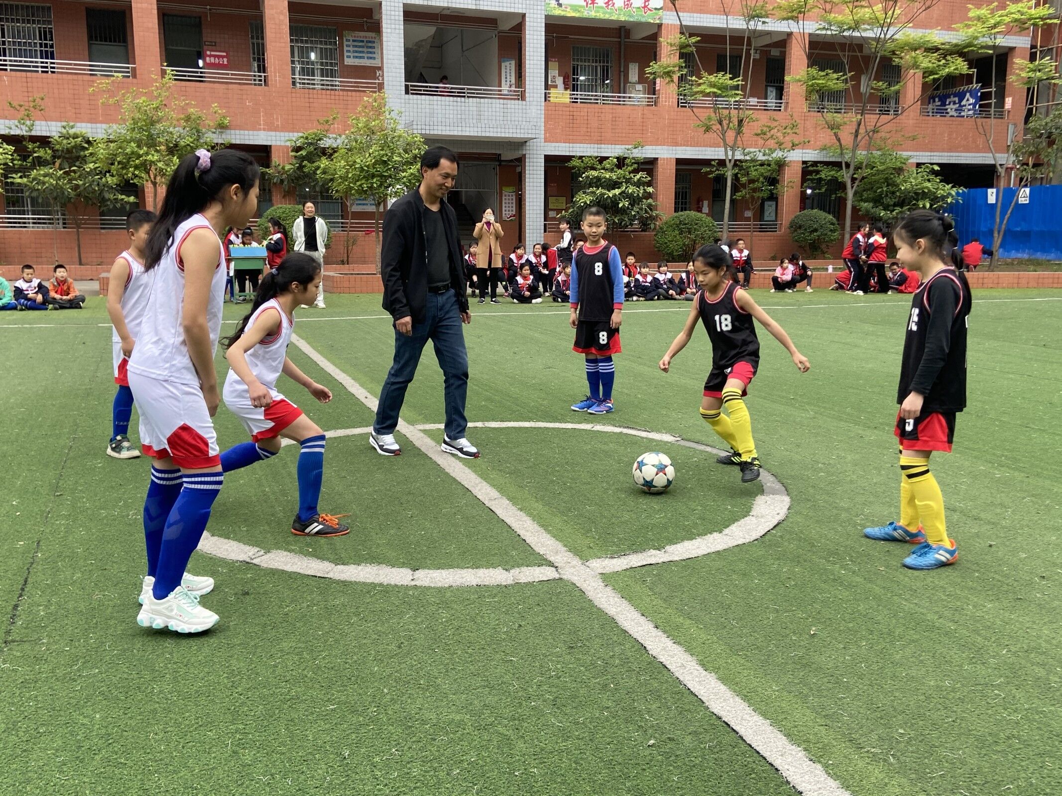 班级足球联赛展风采,校园班级足球联赛评选方案
