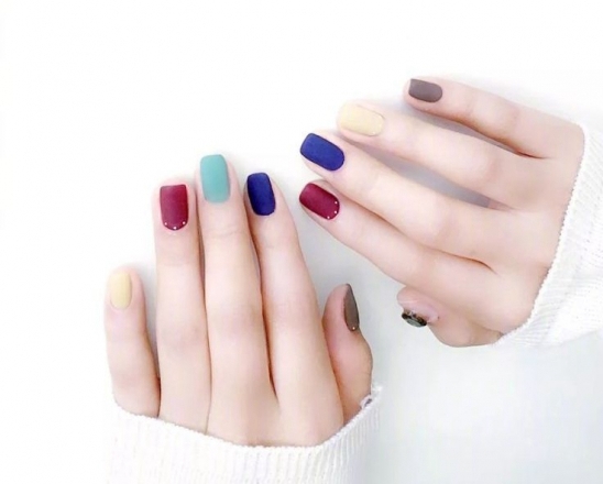 美甲什么颜色显白更气质,渐变色显手白的美甲款式图片