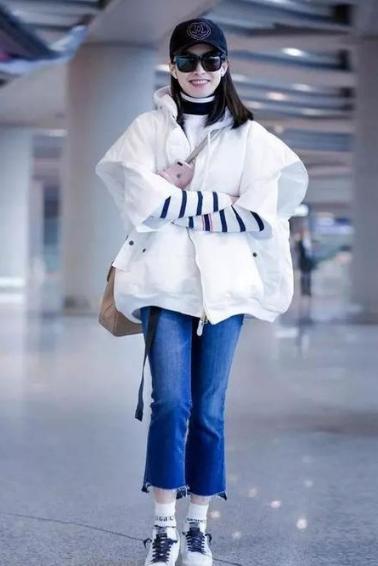 冬天时尚白色羽绒马甲穿搭,时尚百搭高档羽绒马甲穿出气质