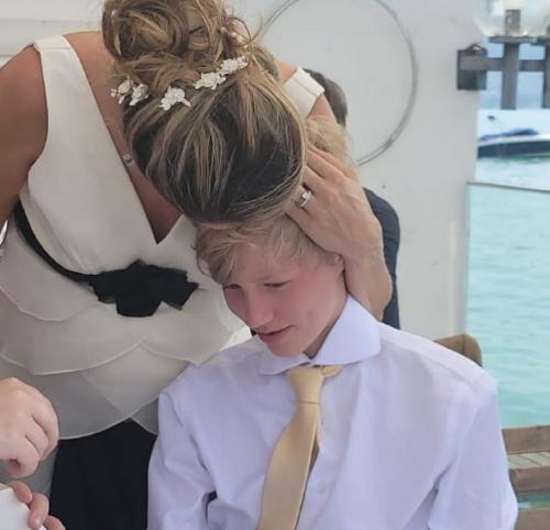 卢森堡前王妃特西再婚,婚纱选V领白裙优雅美,两位王子给当伴郎