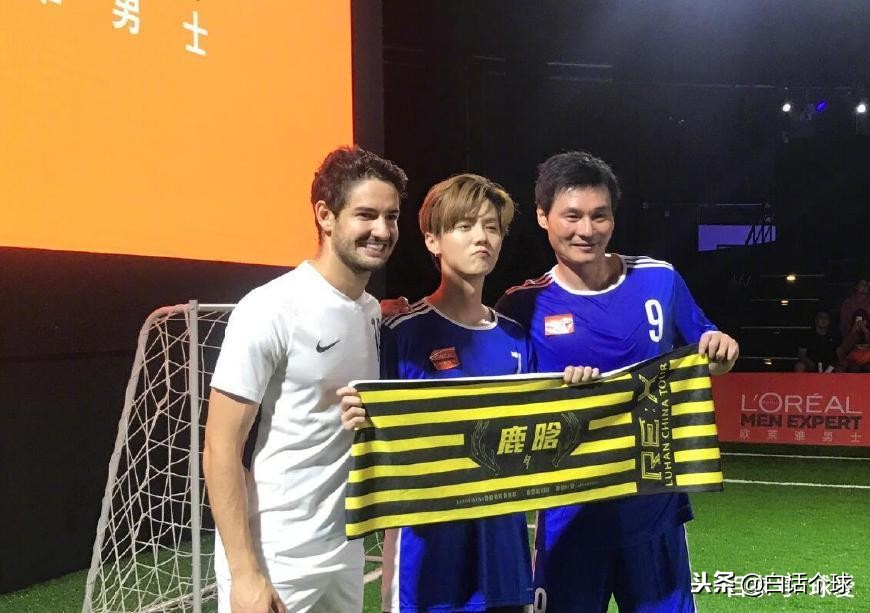 鹿晗现身胡同踢足球热搜,鹿晗重返十七岁大秀舞姿