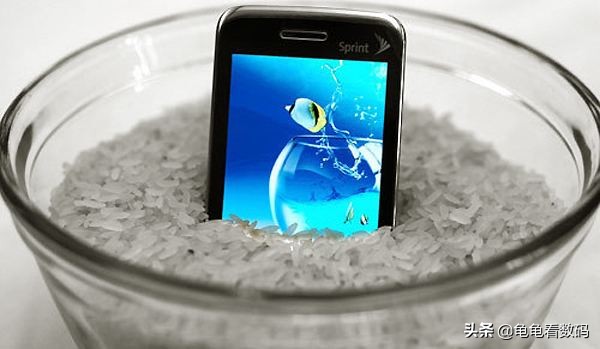 手机进水了怎么办小视频,手机进水的正确处理方法