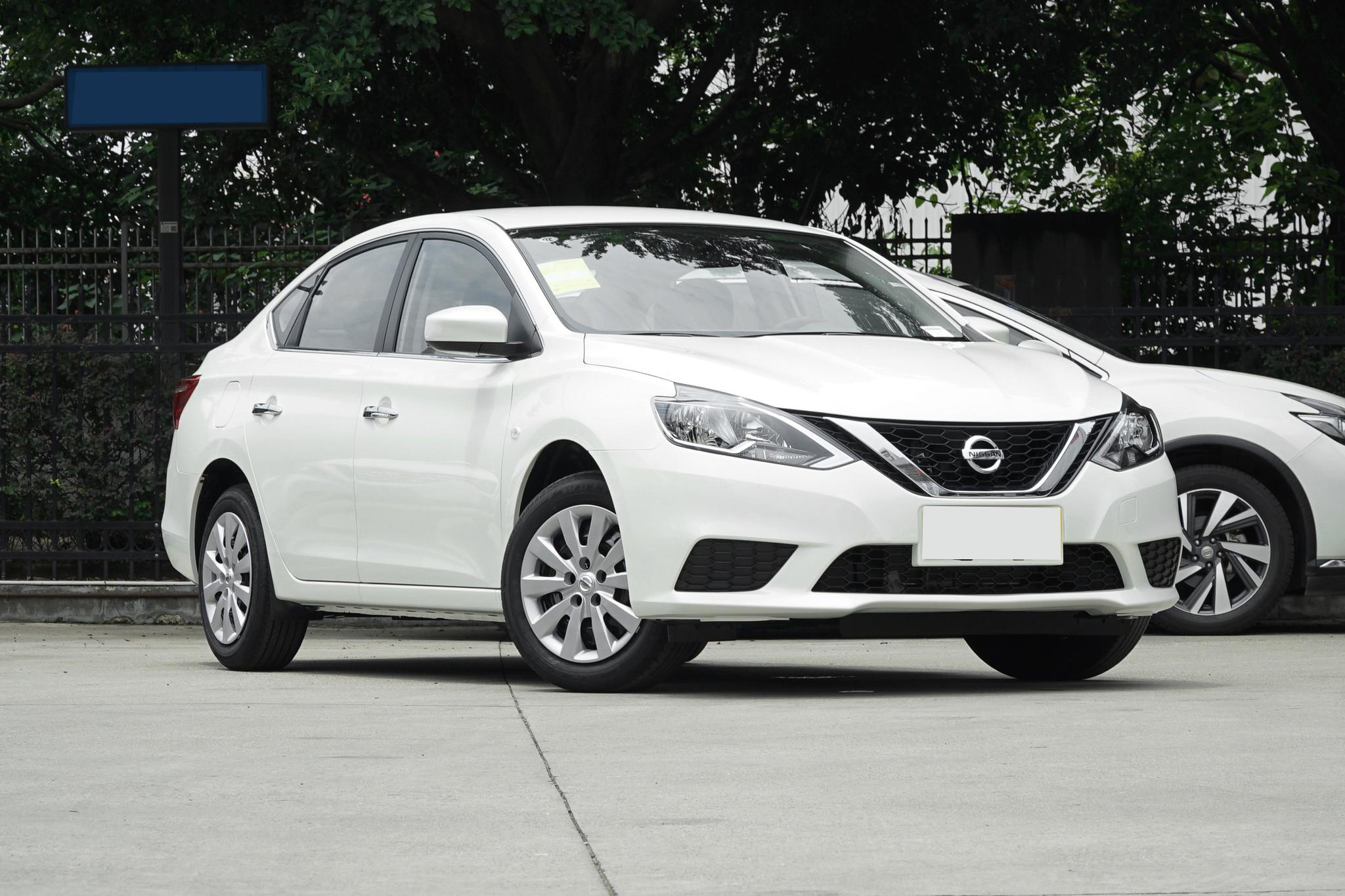 日产轩逸2018款1.6经典舒适版白色,试驾日产轩逸2015款自动cvt怎么样