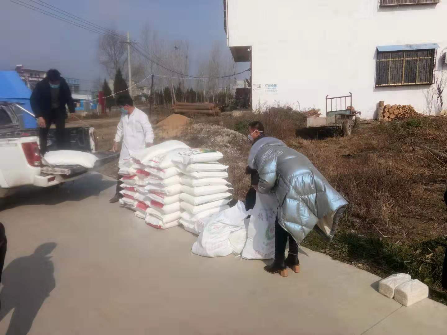 埠江镇积极开展“*党**员多跑腿、群众少出门”活动