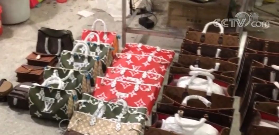国外的名牌包是真的吗,几百元买奢侈品包