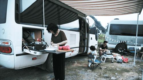 互联网大厂情侣辞职，爆改12㎡房车：不买房也可以很快乐