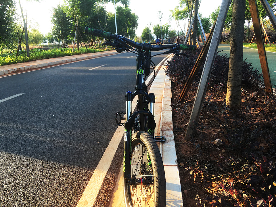 菜腿骑神车,菜腿玩山地车