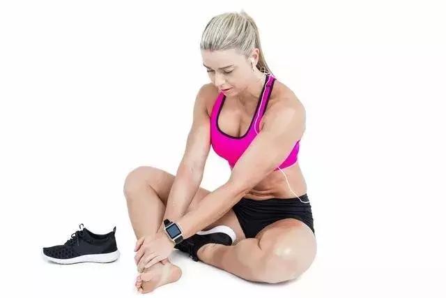 跑步跑出脚泡怎么办,跑步指甲里面跑黑的处理方法