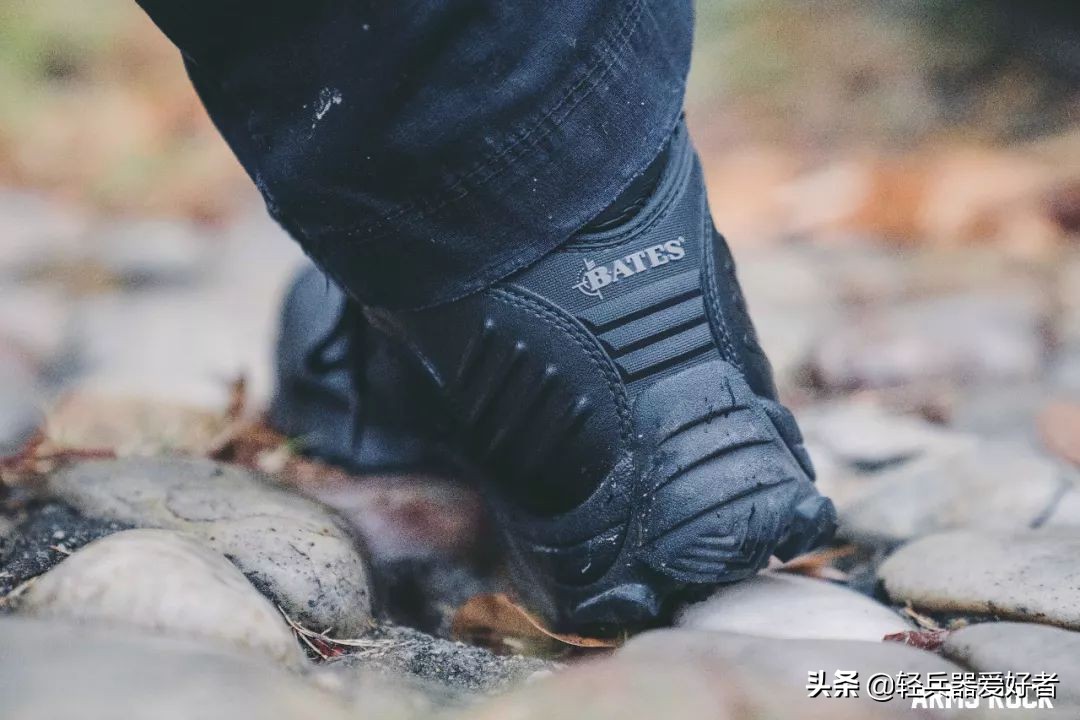 军靴防水测试,军靴透气性
