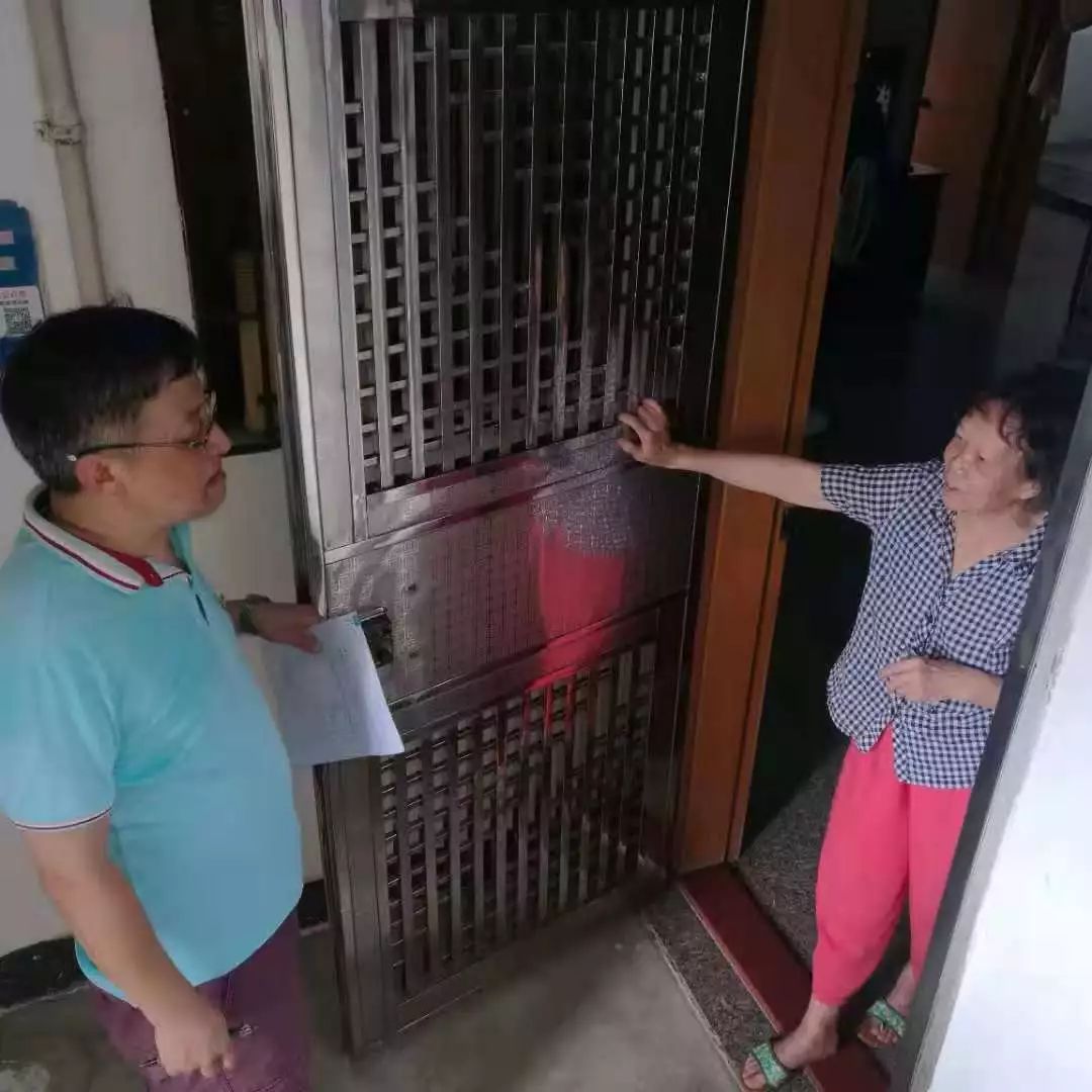 持续推进在职党员进社区志愿服务,在职党员下沉社区开展志愿服务