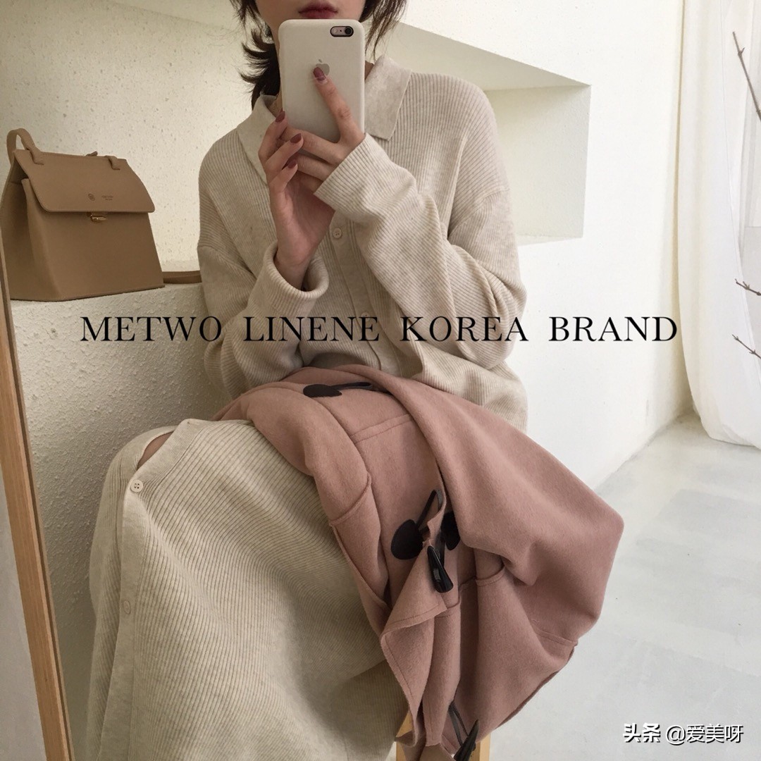 酒红色大衣内搭什么颜色毛衣好看,紫色毛衣搭配什么颜色的大衣好看