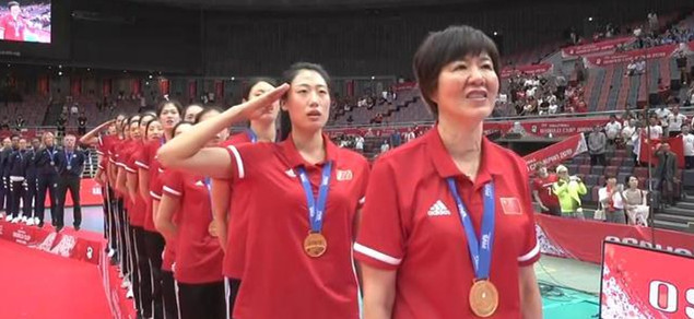 女排世界杯颁奖仪式女排唱国歌,回看世锦赛女排颁奖仪式